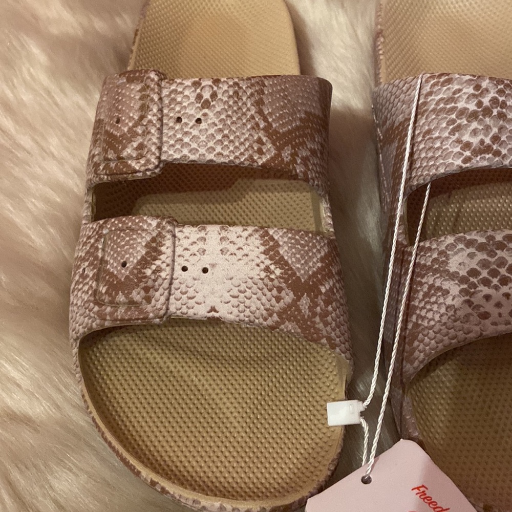 NWT Freedom Moses Viper Sands Slides sz 7/8 and 8/9 - Picture 4 of 14
